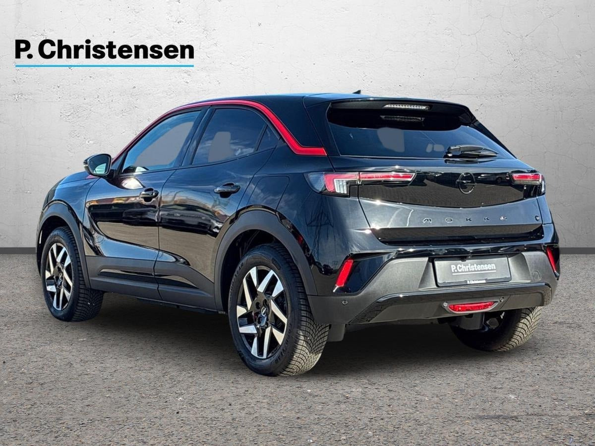 Sort Opel Mokka-e fra 2023