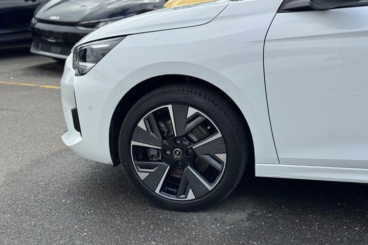 Hvid Opel Corsa-e fra 2023