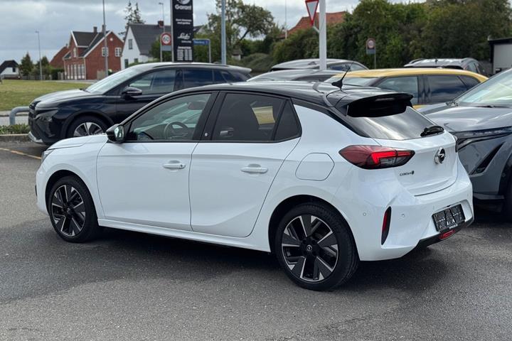 Hvid Opel Corsa-e fra 2023