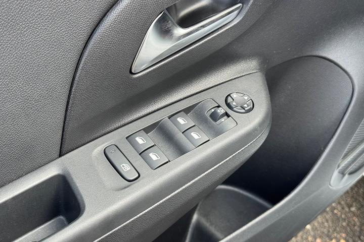 Hvid Opel Corsa-e fra 2023