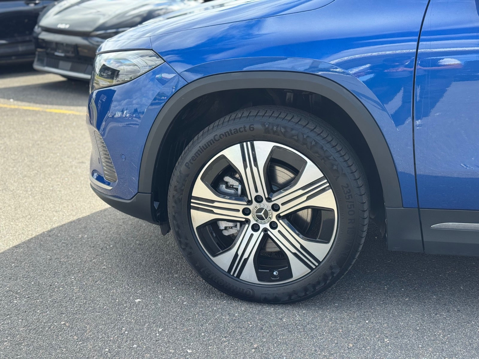 Blå Mercedes EQA250+ fra 2024