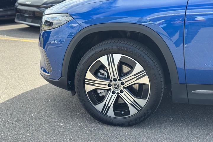 Blå Mercedes EQA250+ fra 2024