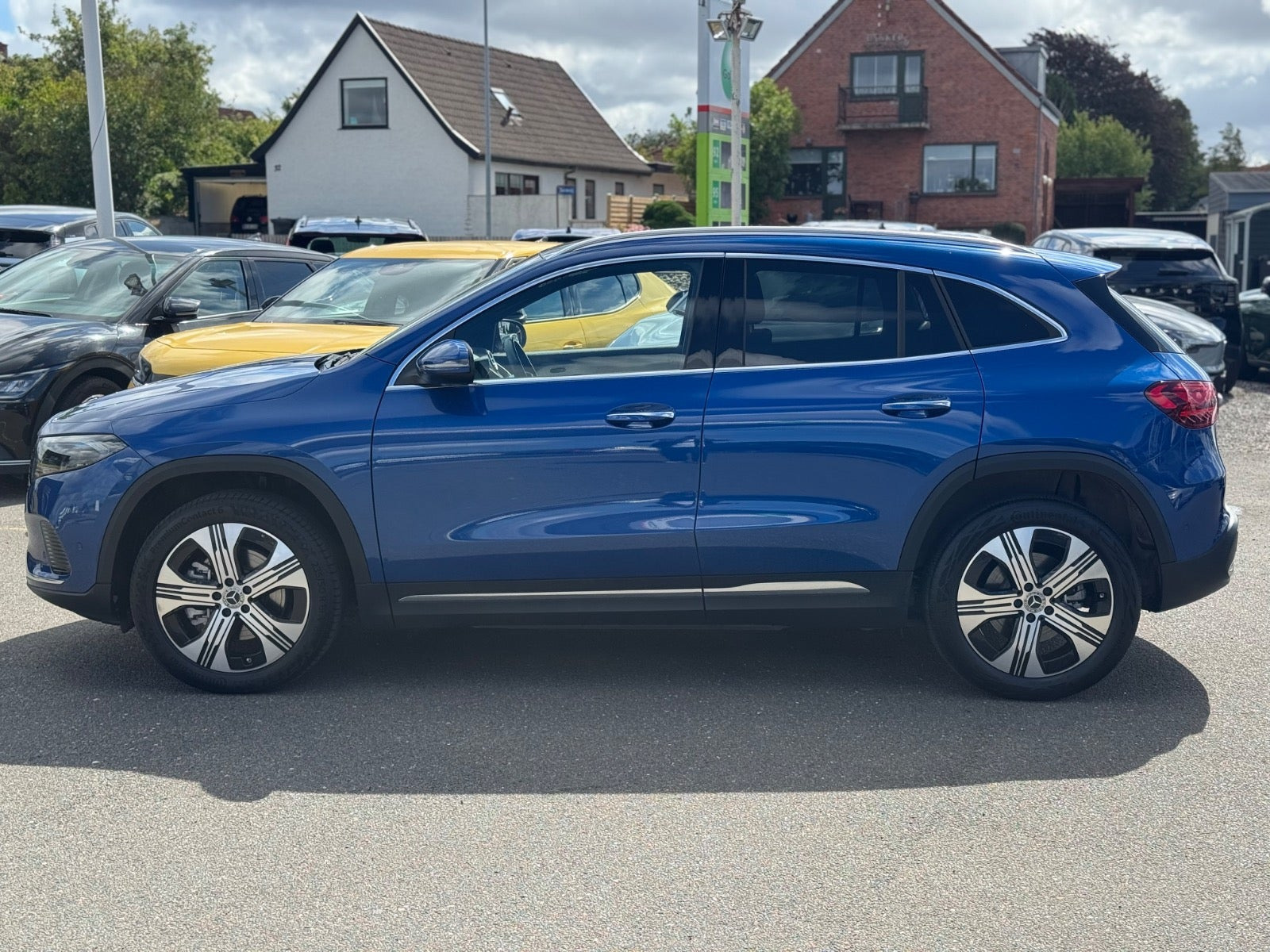 Blå Mercedes EQA250+ fra 2024
