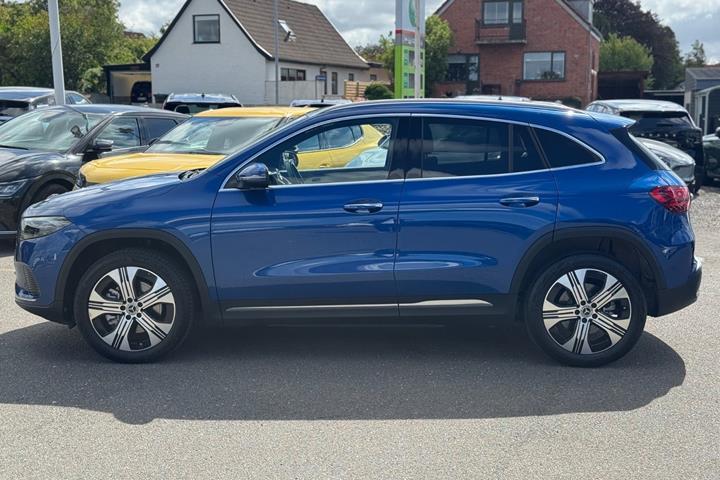 Blå Mercedes EQA250+ fra 2024
