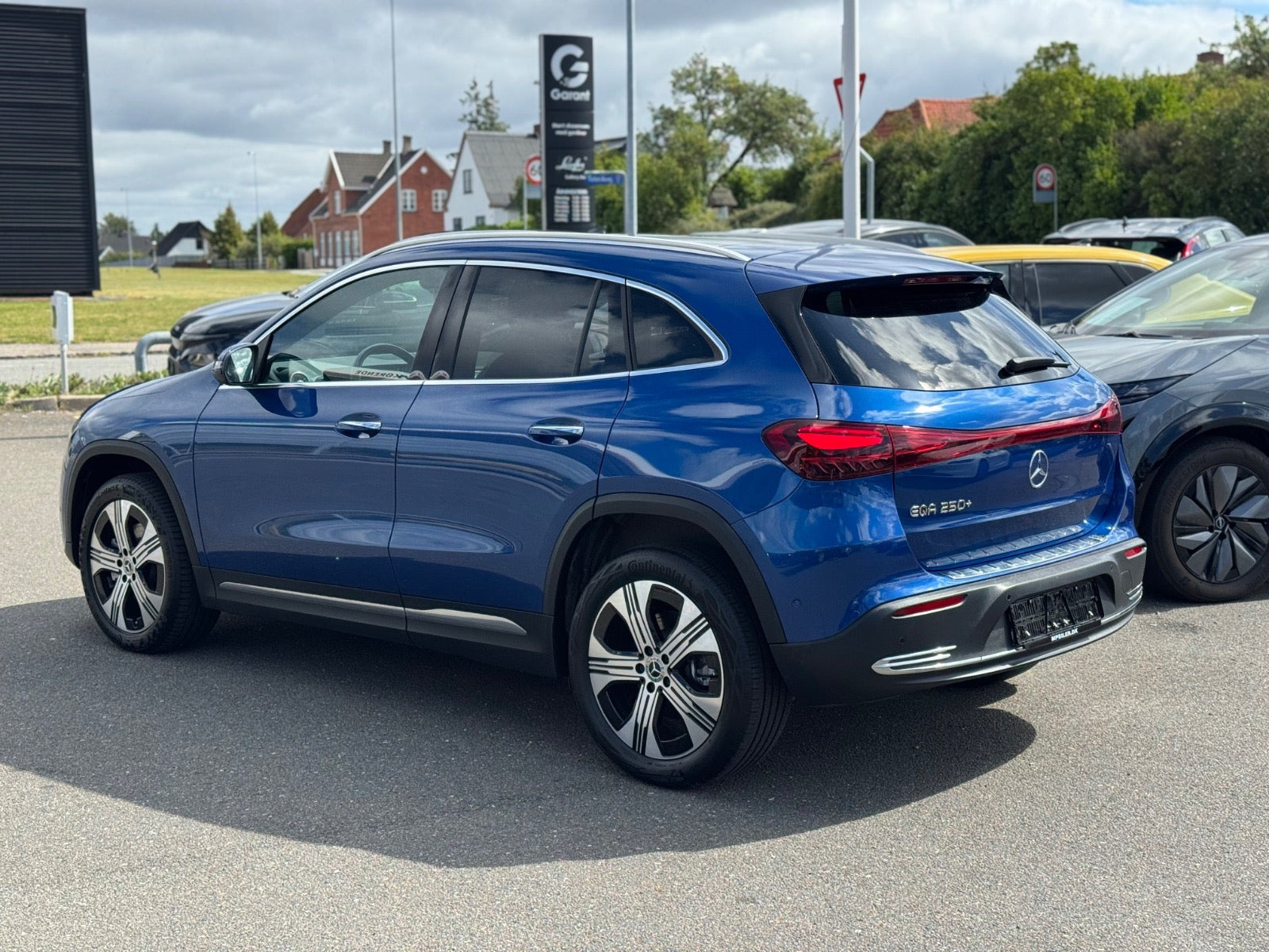 Blå Mercedes EQA250+ fra 2024