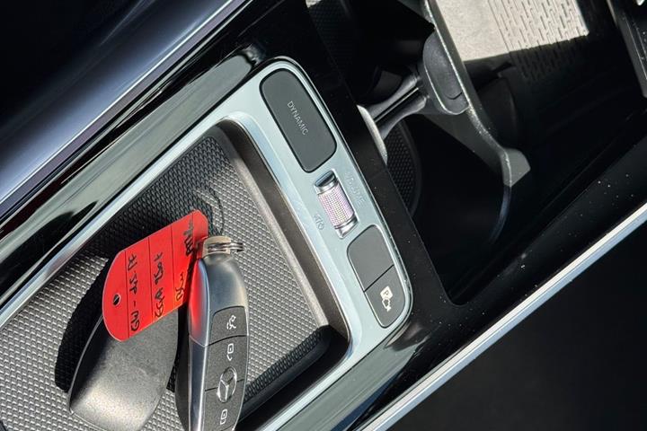 Blå Mercedes EQA250+ fra 2024