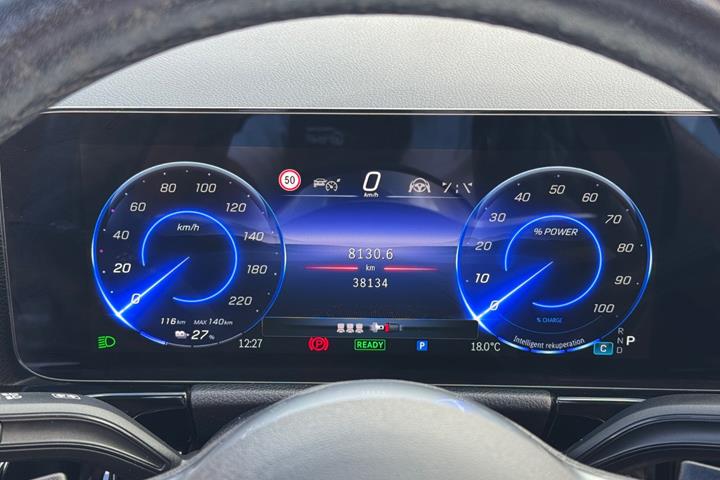Blå Mercedes EQA250+ fra 2024