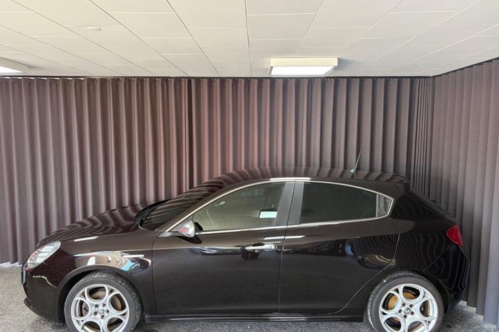 Sort Alfa Romeo Giulietta fra 2015