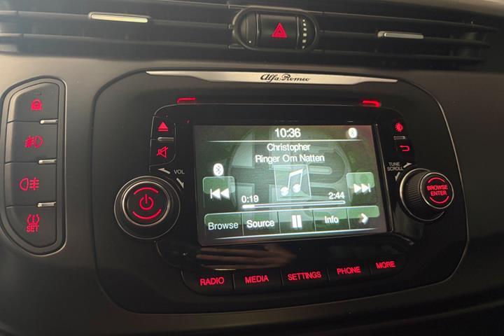 Sort Alfa Romeo Giulietta fra 2015