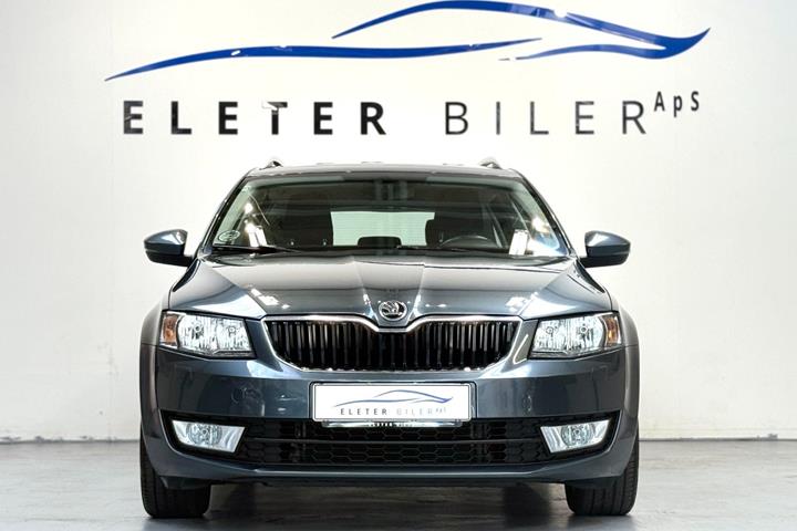 Grå Skoda Octavia fra 2017