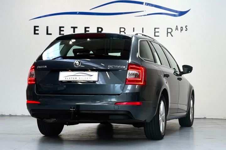 Grå Skoda Octavia fra 2017
