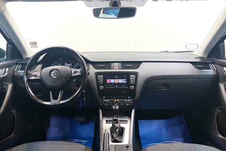 Grå Skoda Octavia fra 2017
