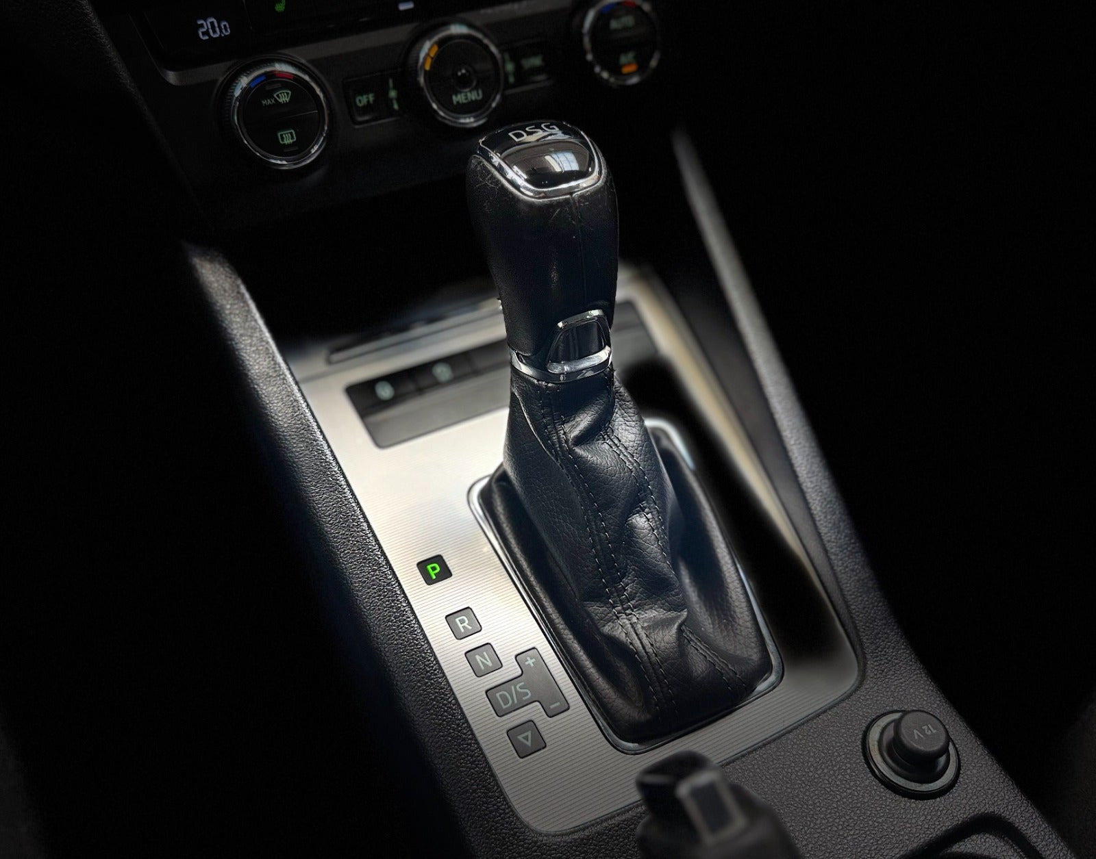 Grå Skoda Octavia fra 2017