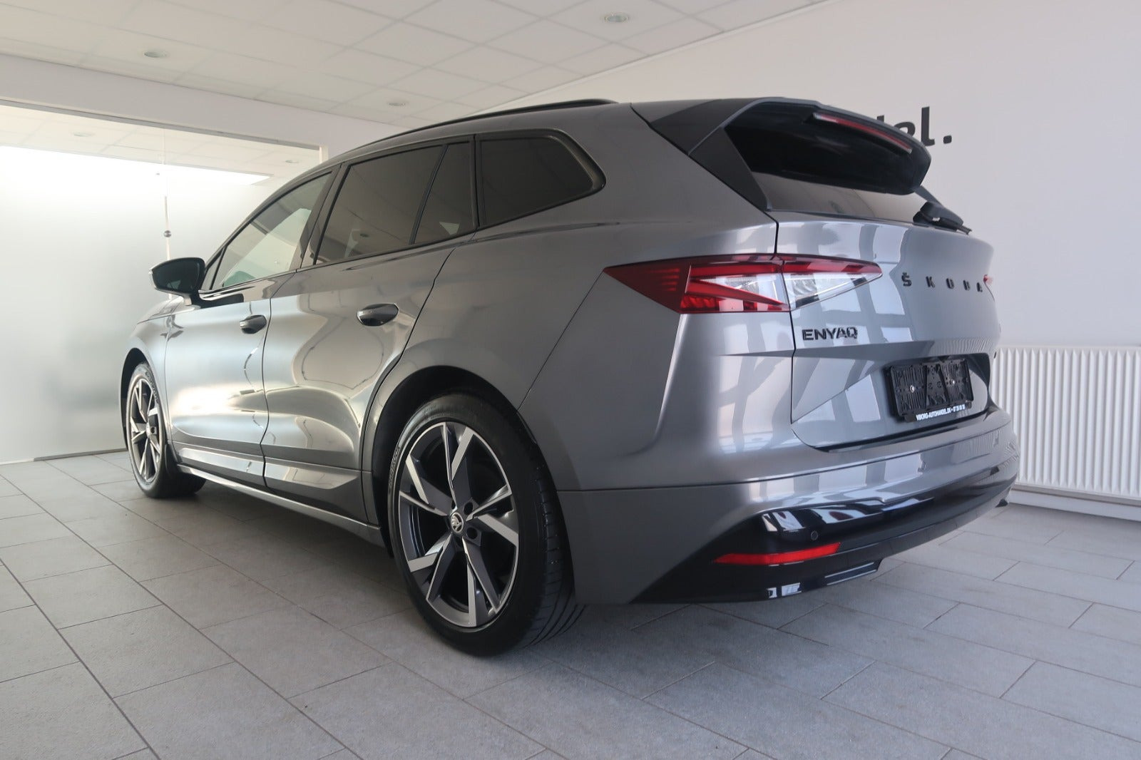 Grå Skoda Enyaq fra 2023