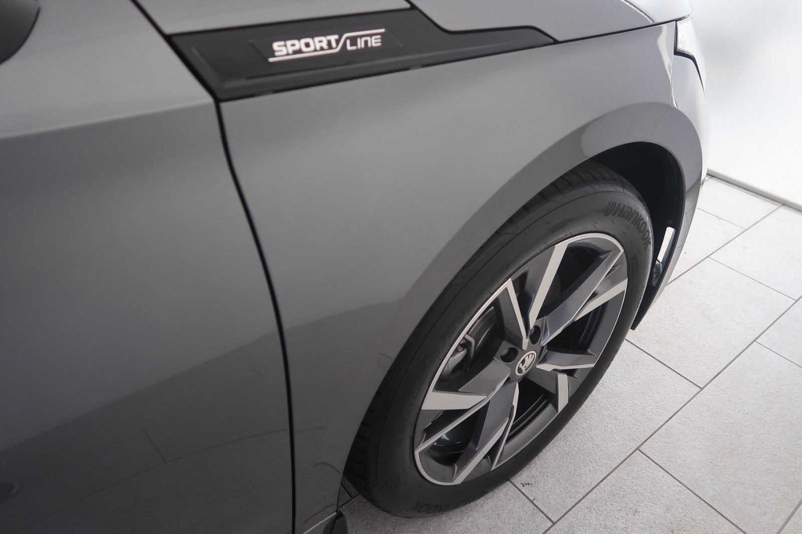Grå Skoda Enyaq fra 2023