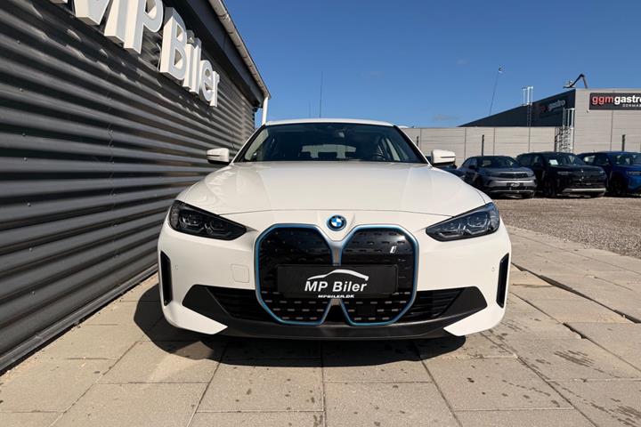 Hvid BMW i4 fra 2024