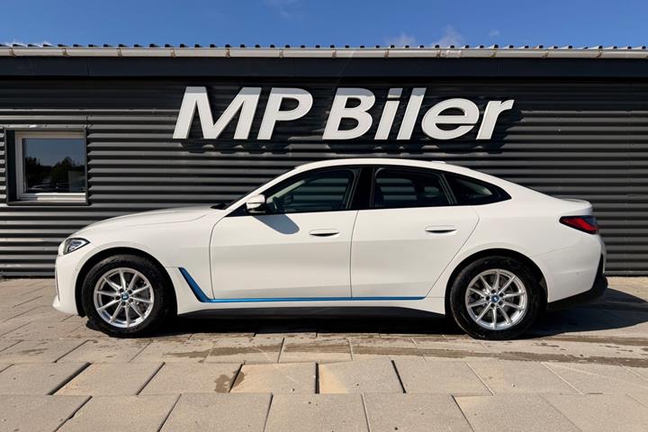 Hvid BMW i4 fra 2024