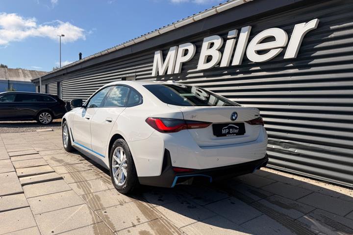 Hvid BMW i4 fra 2024