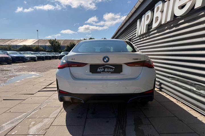 Hvid BMW i4 fra 2024