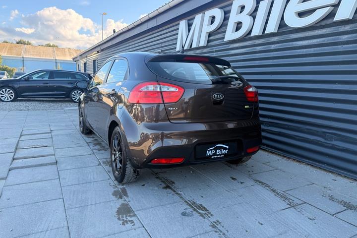 Brun Kia Rio fra 2012