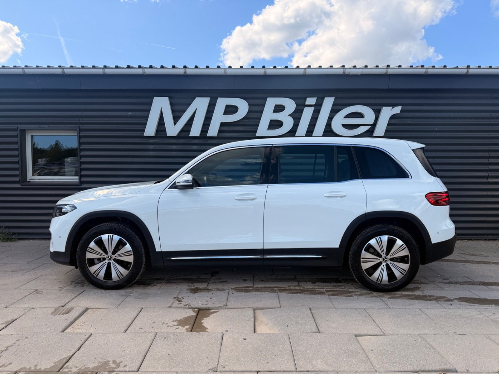 Hvid Mercedes EQB250+ fra 2024