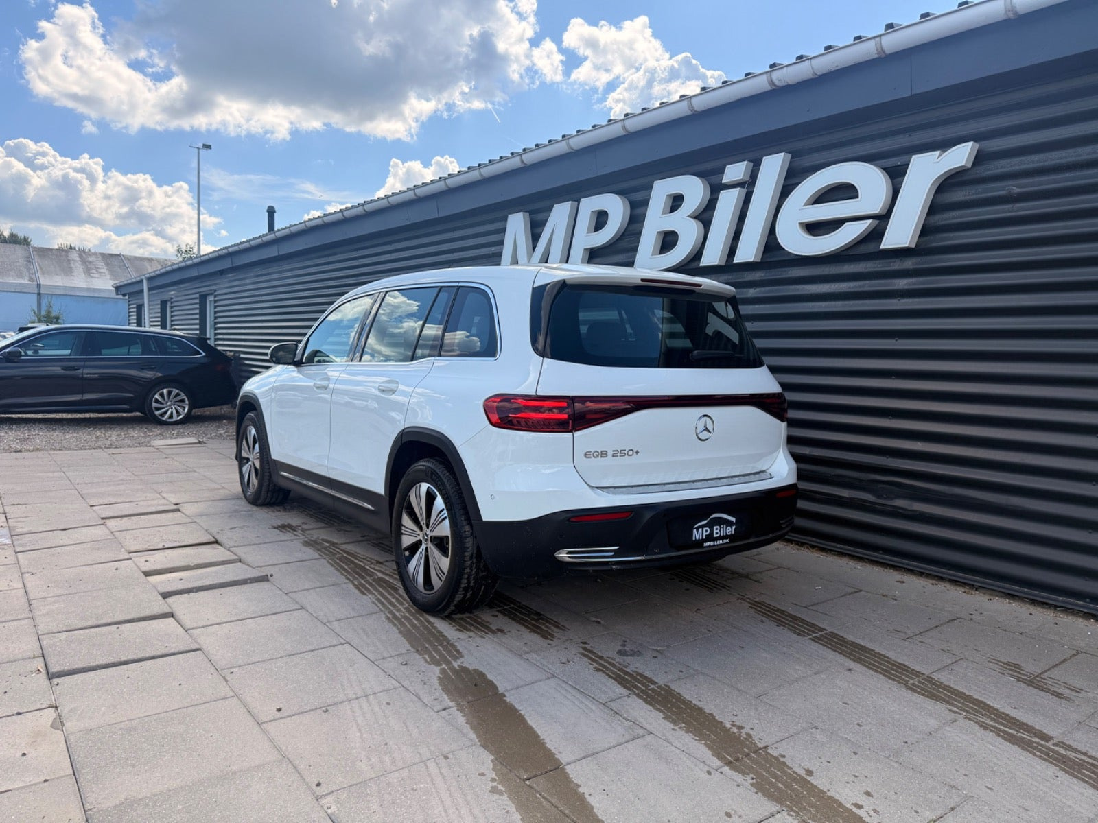 Hvid Mercedes EQB250+ fra 2024