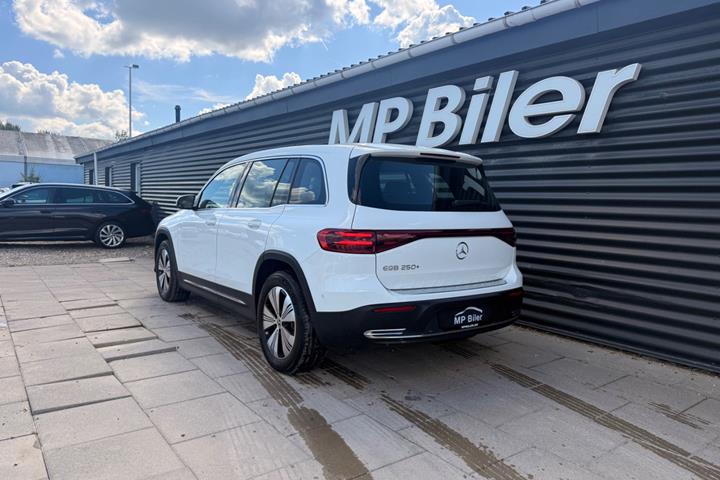 Hvid Mercedes EQB250+ fra 2024