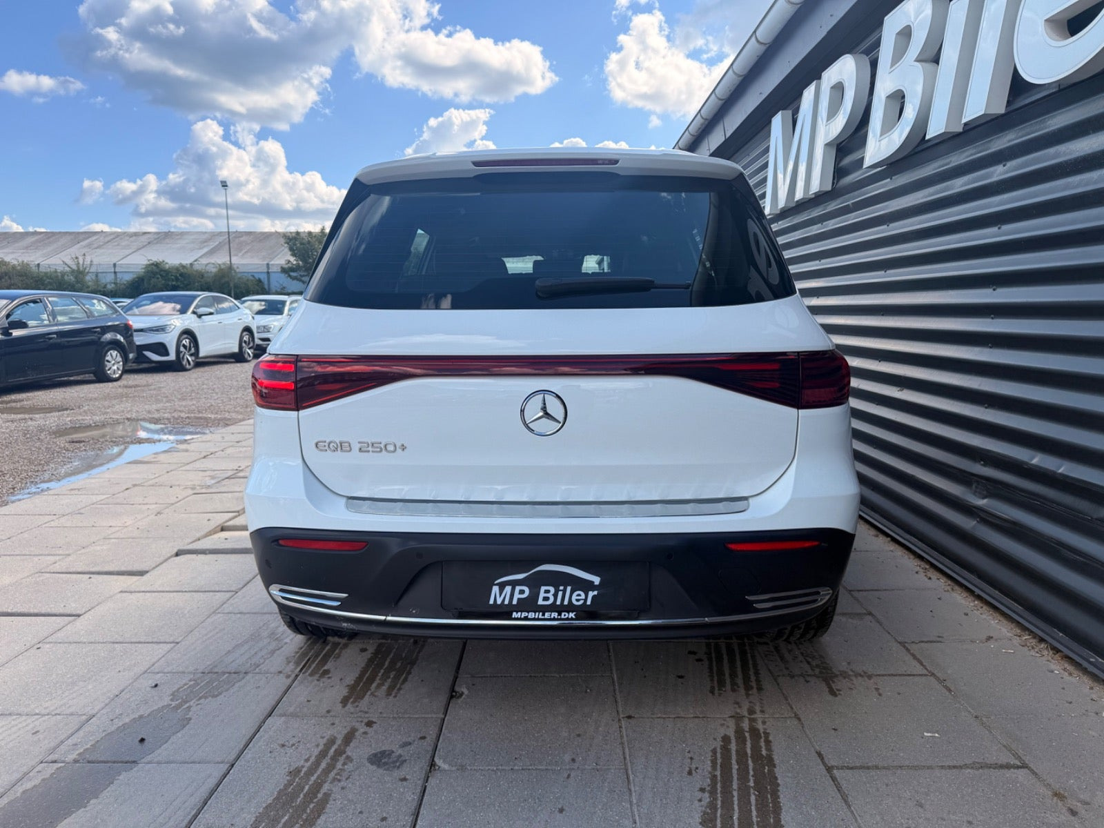 Hvid Mercedes EQB250+ fra 2024