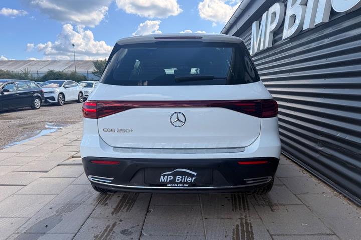 Hvid Mercedes EQB250+ fra 2024