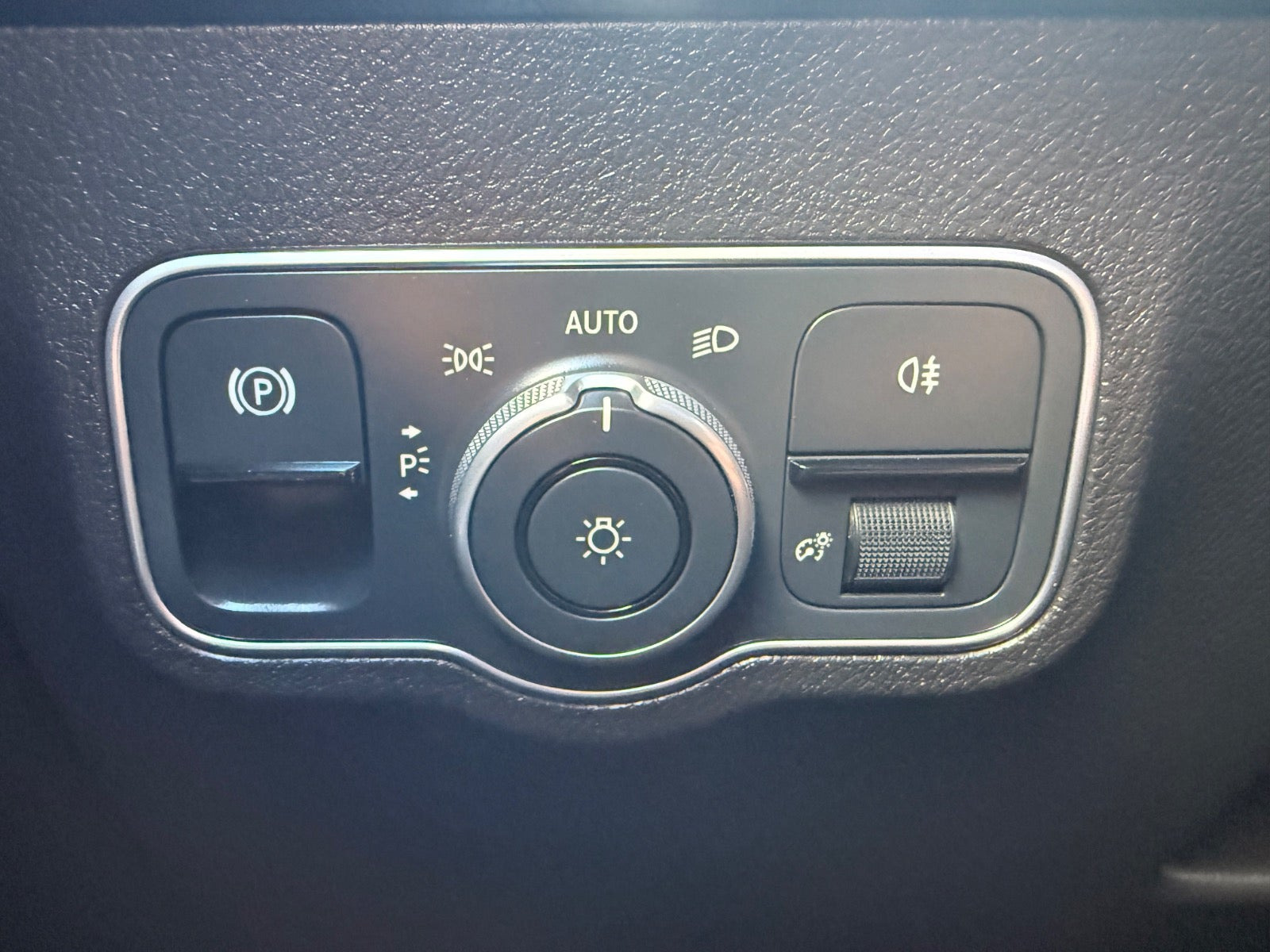 Hvid Mercedes EQB250+ fra 2024