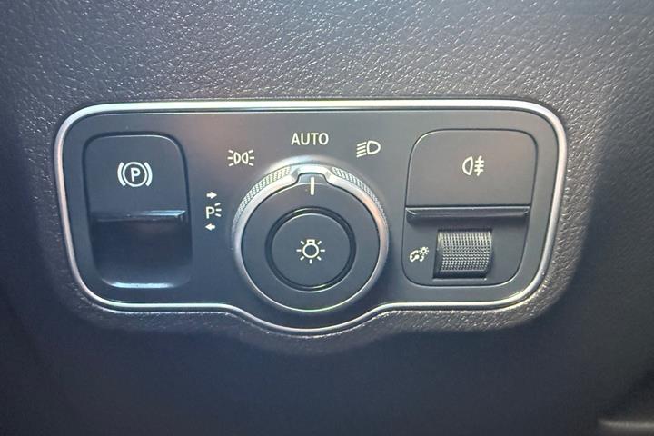 Hvid Mercedes EQB250+ fra 2024