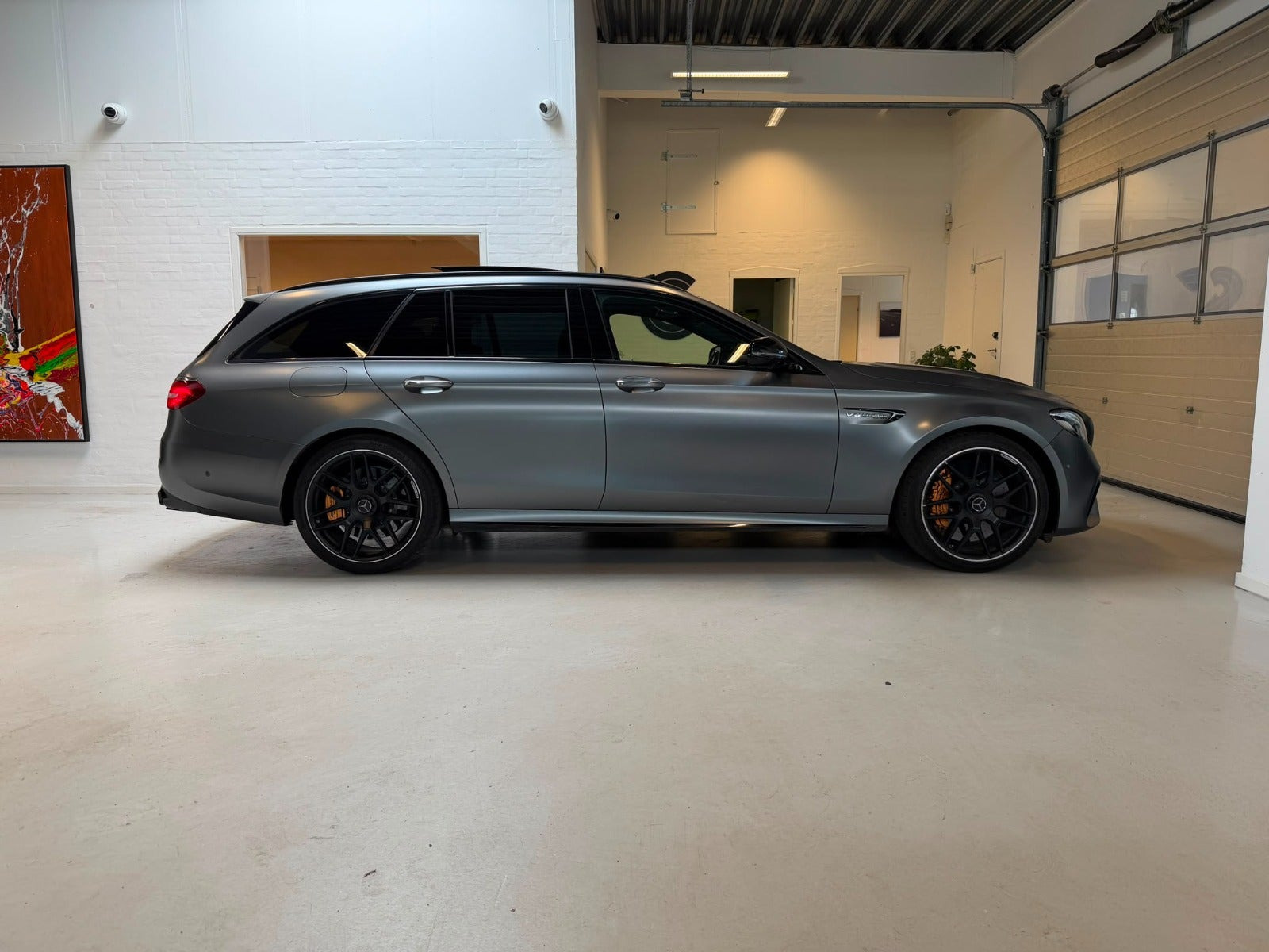 Grå Mercedes E63 fra 2017