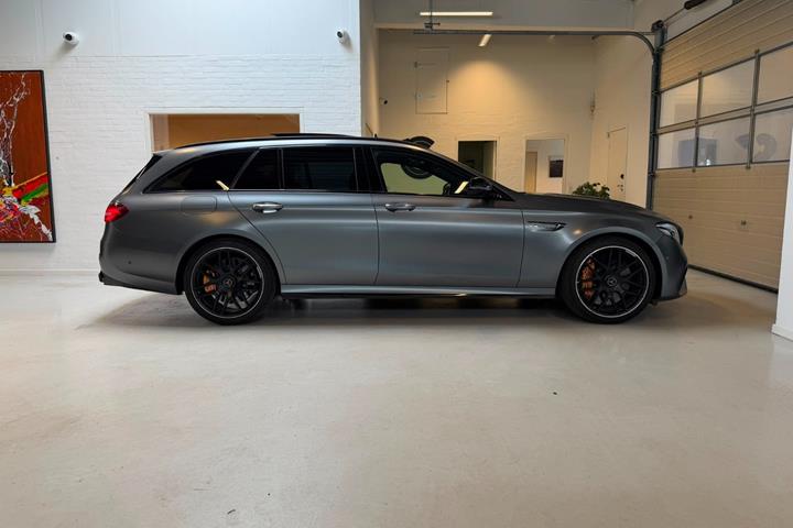 Grå Mercedes E63 fra 2017