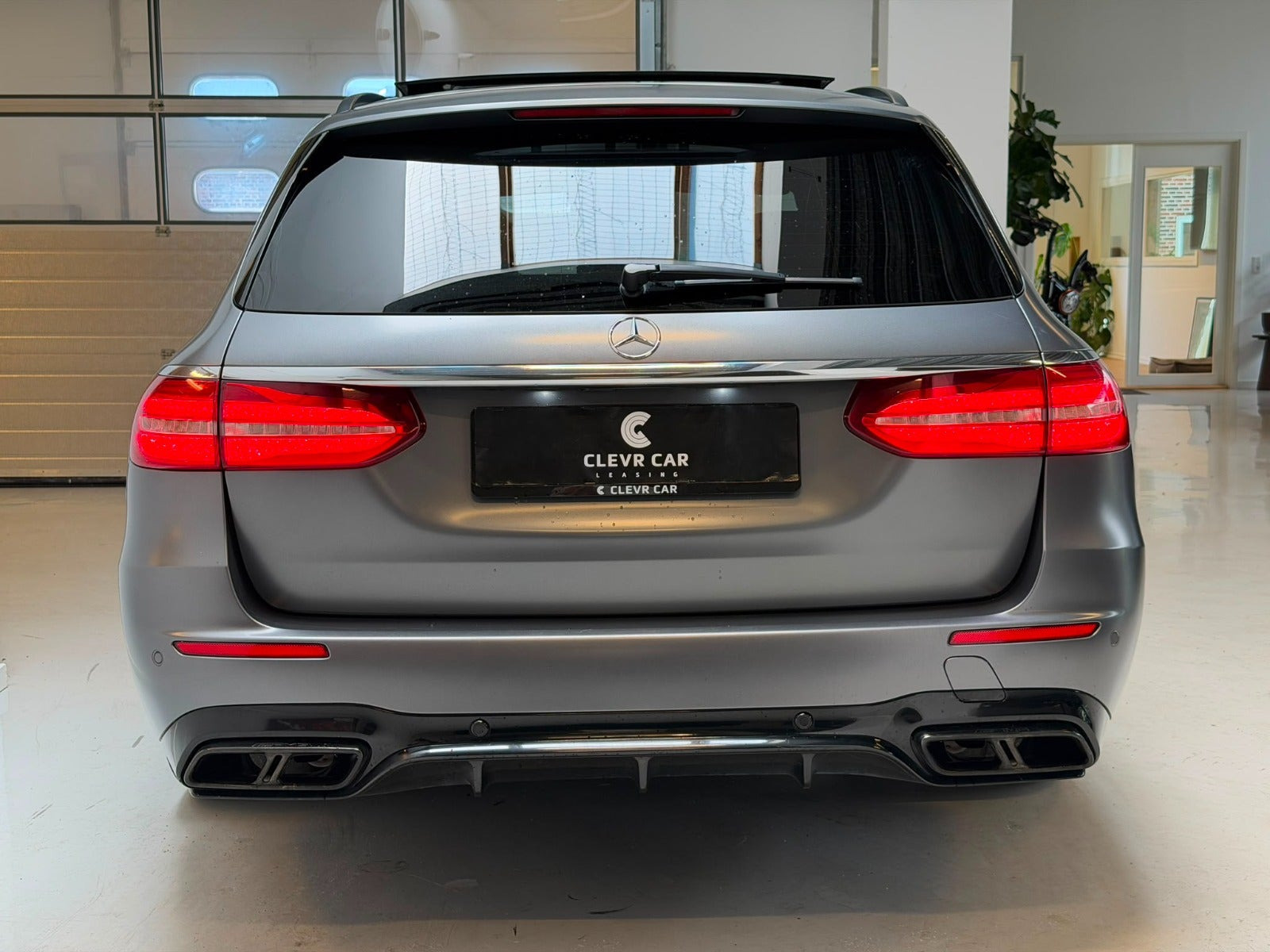 Grå Mercedes E63 fra 2017