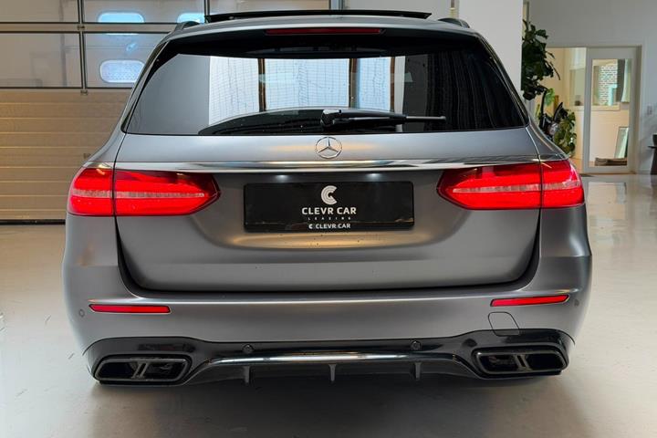 Grå Mercedes E63 fra 2017