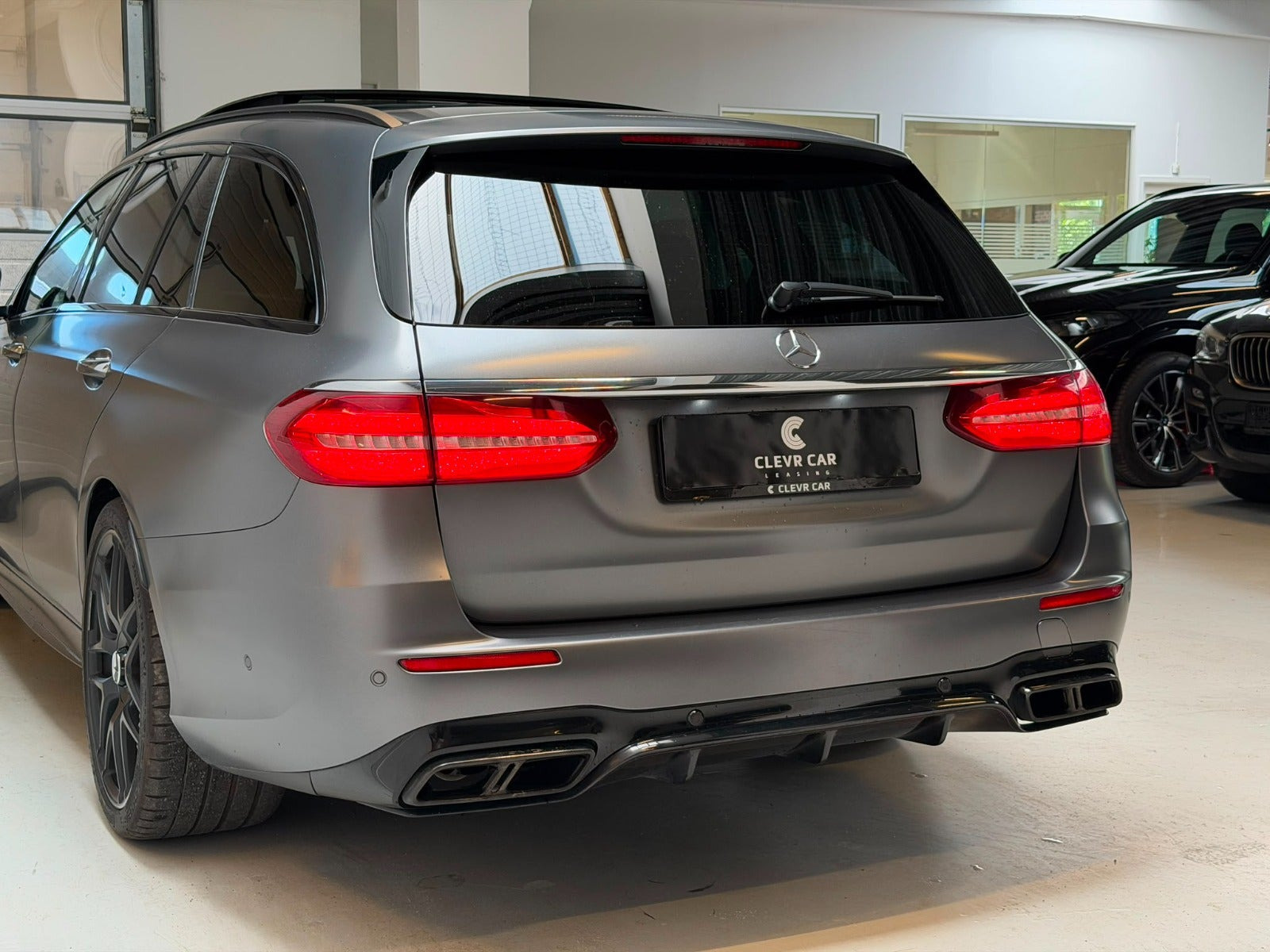 Grå Mercedes E63 fra 2017