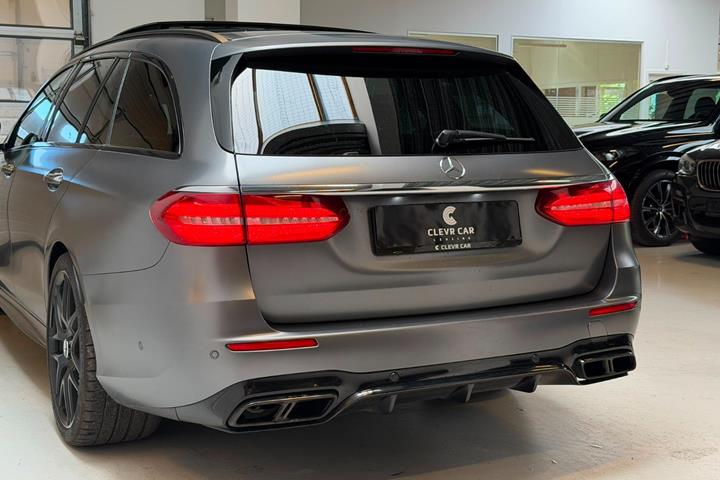 Grå Mercedes E63 fra 2017