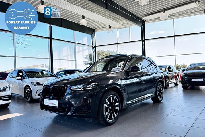 Grå BMW iX3 fra 2023 set udefra