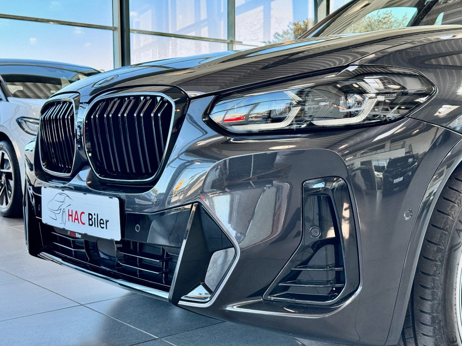 Grå BMW iX3 fra 2023