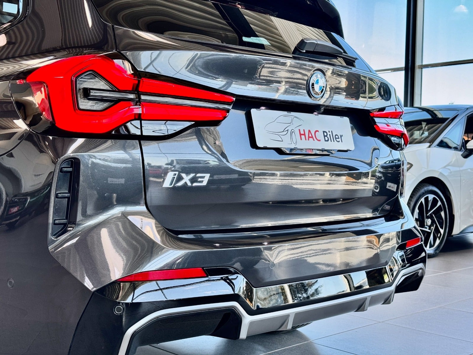 Grå BMW iX3 fra 2023