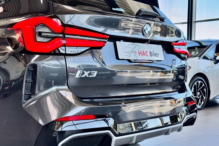 Grå BMW iX3 fra 2023