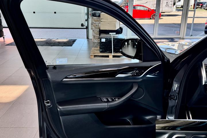 Grå BMW iX3 fra 2023