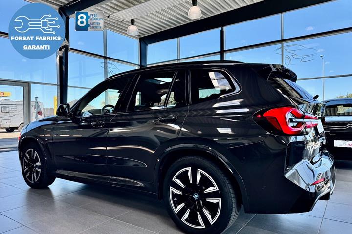 Grå BMW iX3 fra 2023