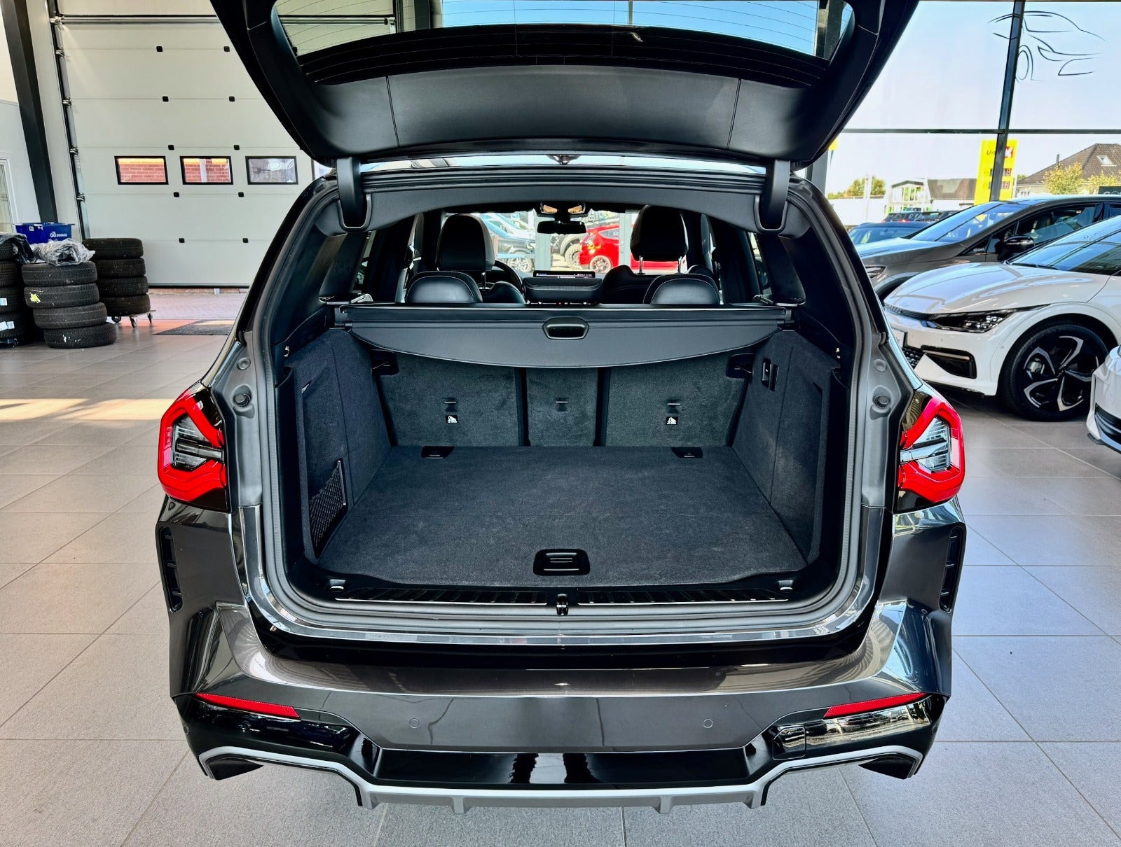 Grå BMW iX3 fra 2023