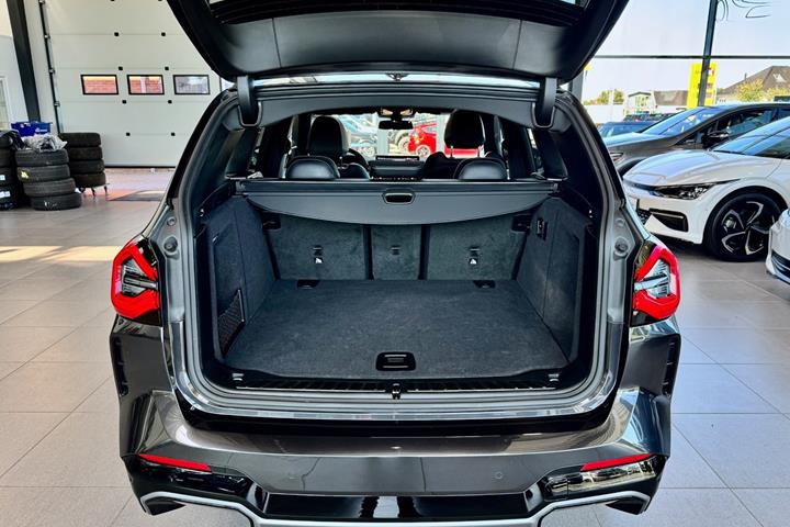 Grå BMW iX3 fra 2023