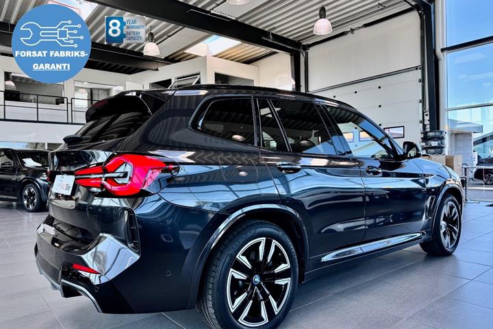 Grå BMW iX3 fra 2023