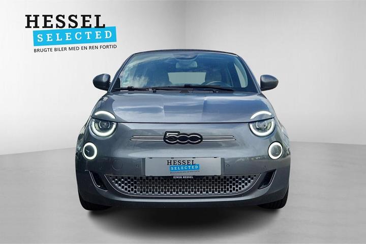 Grå Fiat 500e fra 2023