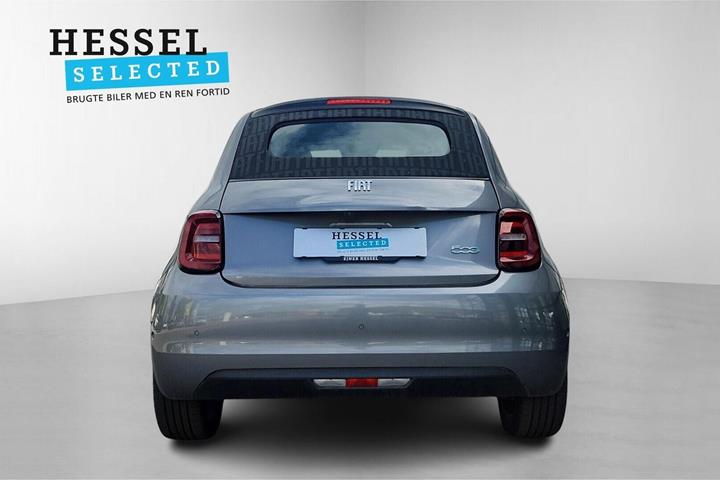 Grå Fiat 500e fra 2023