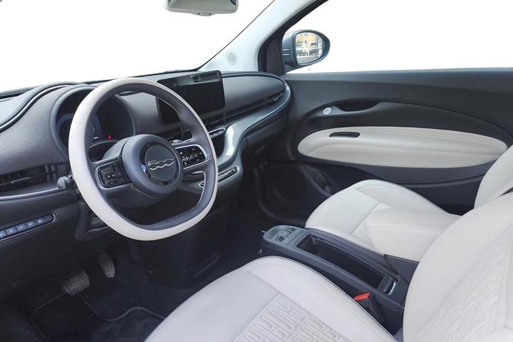 Grå Fiat 500e fra 2023
