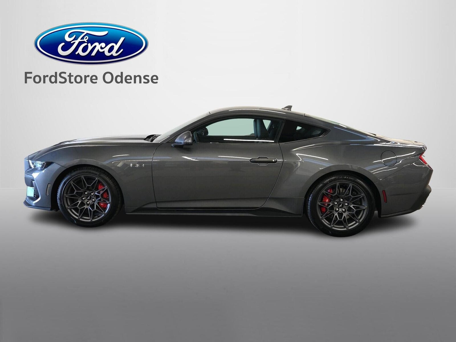 Grå Ford Mustang fra 2025